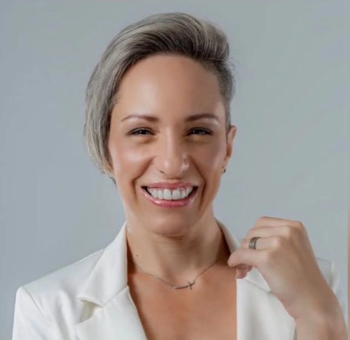 Luciana Dentello de blazer branco, sorrindo